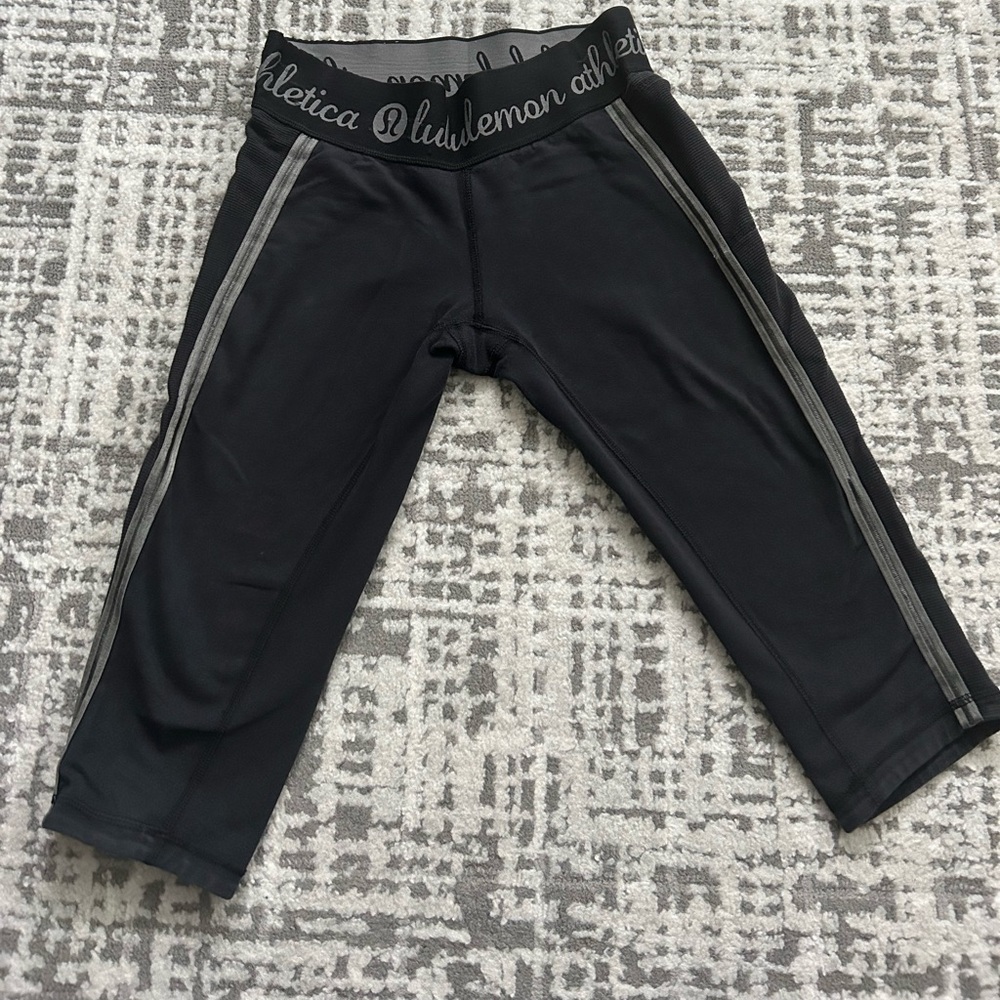 Black Lululemon cropped leggings with logo on the waist band